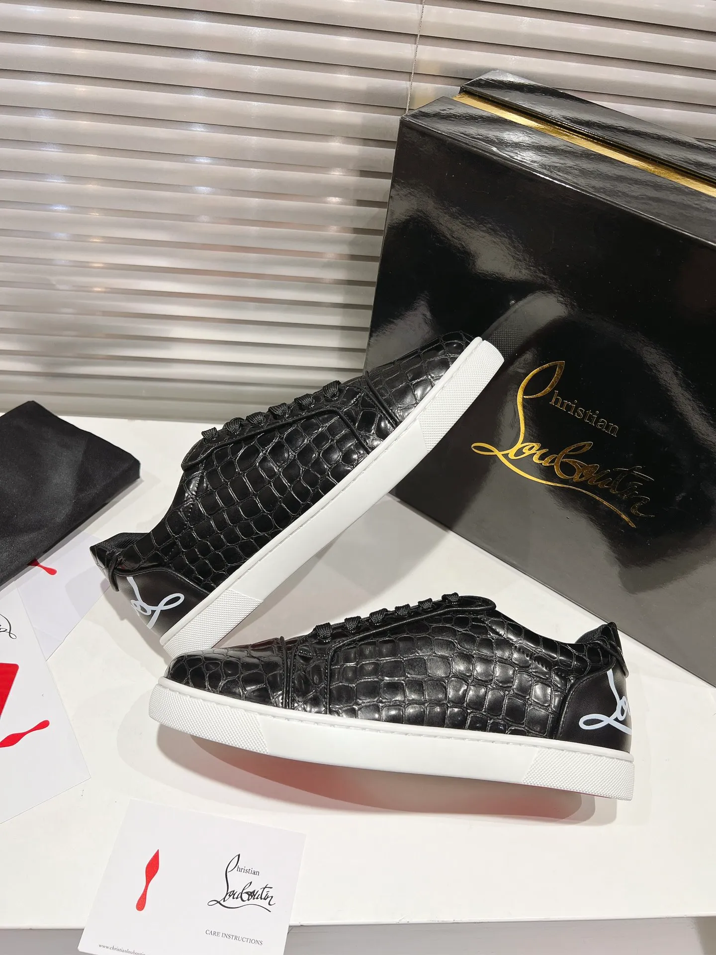 👟👟Ex-factory price 700👟👟 ╔Low top black stone pattern printed logo model╗ ·Top version customization·²⁰²²𝐬𝐬 𝑪𝒉𝒓𝒊𝒔𝒕𝒊𝒂𝒏 𝑳𝒐𝒖𝒃𝒐𝒖𝒕𝒊𝒏 ▪️No matter the last shape, fabric, diamonds, nails, lining, outsole, they are as close as possible to ZP... ▪️The original sole is specially provided by the original factory ▪️The lining is imported water-dyed cowhide ▪️Private customization time is about 3-7 days —————— Size: Women's 35M-41M Men's 38M-47M, half size can be customized
